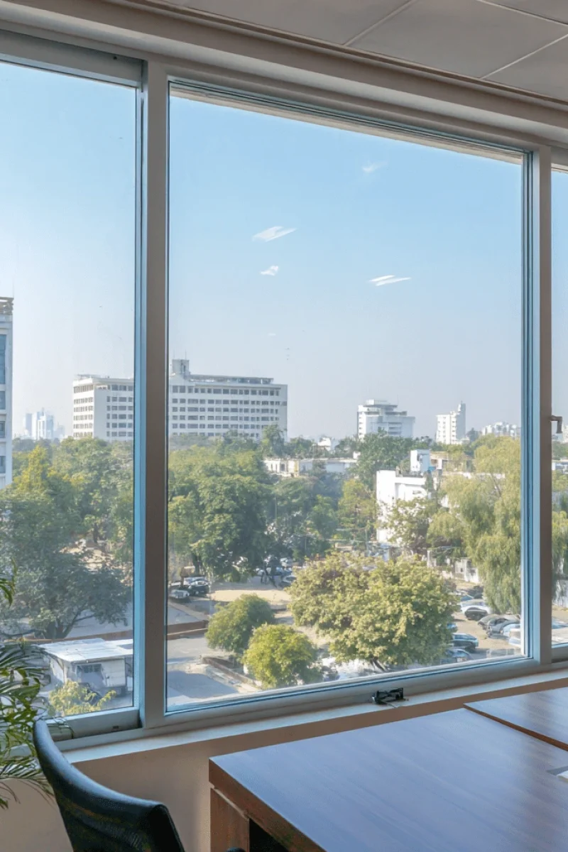 hakimi_6666_A_modern_4-feet_wide_aluminium_sliding_window_insta_cfeb202f-2894-4c8a-b004-9942f7723158-min